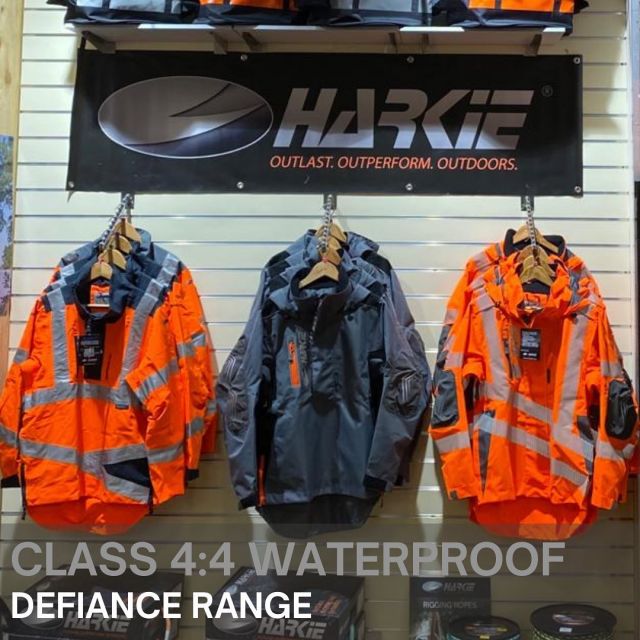It’s cold 🥶 outside but the DEFIANCE will keep you warm and dry when you work ❄️👌  #harkie
#harkieglobal #arborist
#arboristsofinstagram #forestry #treesurgeon #treesurgery #treeclimber
#treecutting #climbing #treecare
#outdoorlifestyle #arbgear
#arblife #outdoorclothing