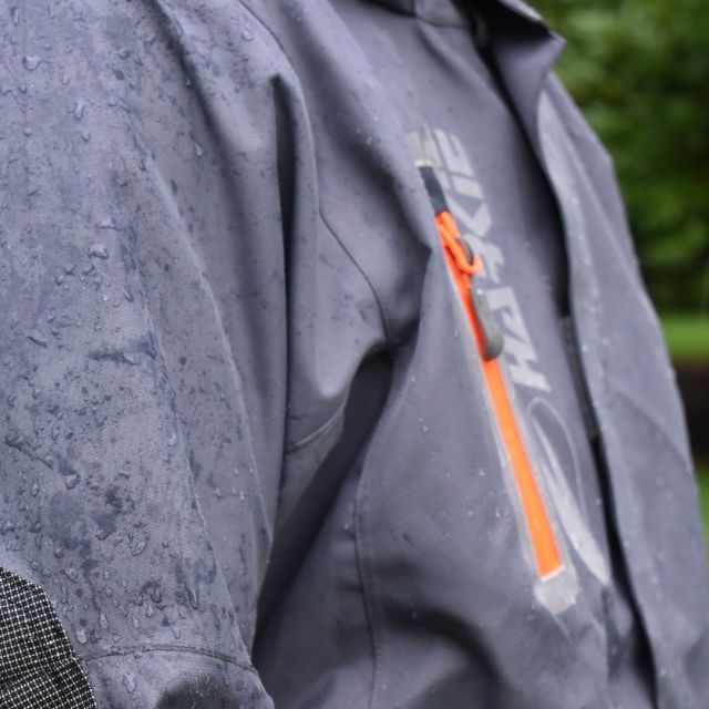 Who cares about the rain when you have a Defiance smock to keep you nice and dry?  🌧️ ☺️  Made with highly technical RainBlok fabric, giving you Class 4:4 waterproofness and breathability  Available in grey or hi vis orange  Smock or jacket  🔗 Hit the link in our bio for more information  #harkie #harkieglobal #harkiesmock #rope #arborist #arboristsofinstagram #arboriculture #forestry #treesurgeon #treesurgery #climbingarborist #arboristgear #climbing #treecare #outdoorlifestyle #arbgear #arblife #outdoorclothing #lifesanarborist #treestuff #outdoorlifestyle #waterproof #waterproofclothing