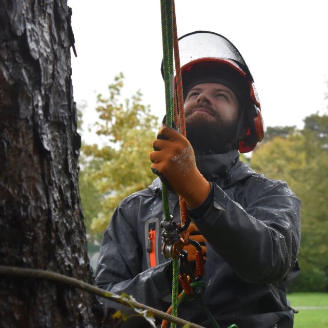 The DEFIANCE does a great job of keeping you dry and comfortable, whatever the weather 🌧️🥶😎  🔗Find out more by clicking the link in our bio  #harkie #harkieglobal #harkiesmock #rope #arblife #arboriculture #arbgear #climbing #treesurgeon #arboristsofinstagram #arborist #forestry #treesurgery #climbingarborist #arboristgear #waterproof #waterproofclothing #ppe #outdoorclothing