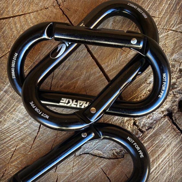 Looking for a sleek new tool karabiner?  ✨Crafted from high strength circular section aluminium 
✨Keylock nose system prevents snagging
✨106mm x 53mm  🔗Hit the link in our bio for more information  #harkie #harkieglobal #arblife #arboriculture #arbgear #climbing #treesurgeon #arboristsofinstagram #arborist #forestry #treesurgery #climbingarborist #arboristgear