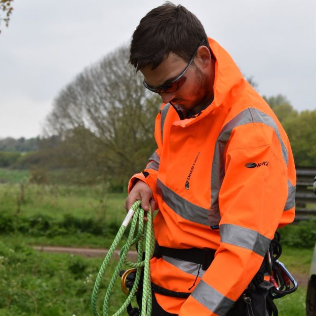 Many tree surgeons, arborists & forestry workers prefer the no frills, simple design of the Forestry II Smock.  Extreme waterproofness & breathability 💧🌧️💧🌧️  🔗Hit the link in our bio to find out more  #harkie #harkieglobal #harkiesmock #rope #arblife #arboriculture #arbgear #climbing #treesurgeon #arboristsofinstagram #arborist #forestry #treesurgery #climbingarborist #arboristgear #waterproof #waterproofclothing #ppe #outdoorclothing