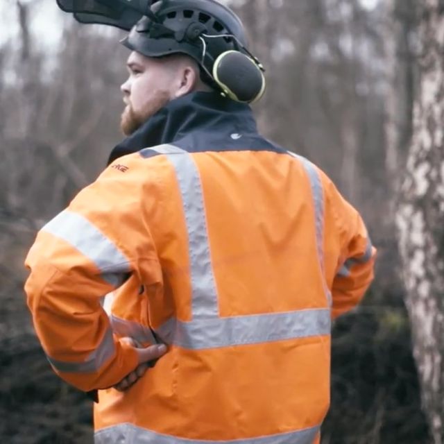 The Innovation II is a firm favourite with arbs, forestry guys & other related workers in the industry.  Providing Class 4:4 waterproofness & breathability 💧🌧️ & available in hi vis orange or hi vis yellow.  🔗Hit the link in our bio for more information.  #harkie #harkieglobal #harkiesmock #rope #arblife #arboriculture #arbgear #climbing #treesurgeon #arboristsofinstagram #arborist #forestry #treesurgery #climbingarborist #arboristgear #waterproof #waterproofclothing #ppe #outdoorclothing