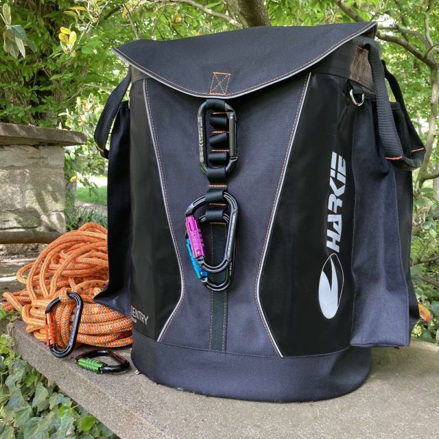 ***NOW IN STOCK***  The SENTRY premium rope bag designed specifically for arborists by arborists 😎  2 internal compartments allow independent storage of 2 ropes 👌  Also available in black/orange  🔗Find out more by hitting the link in our bio  #harkie #harkieglobal #arblife #arboriculture #arbgear #climbing #treesurgeon #arboristsofinstagram #arborist #forestry #treesurgery #climbingarborist #arboristgear
