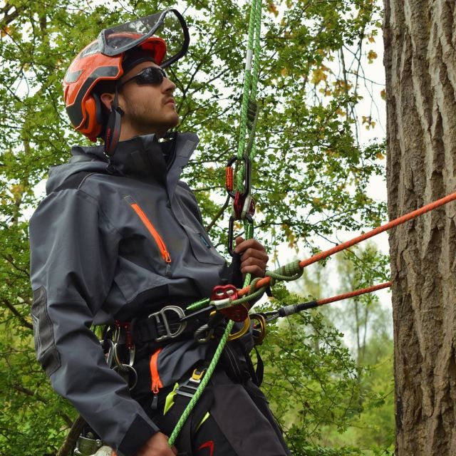 Whether you need a really waterproof waterproof, a sleek new climbing line or a durable karabiner, we have you covered 😎  🔗Check out our range by hitting the link in our bio  #harkie #harkieglobal #harkiesmock #rope #arblife #arboriculture #arbgear #climbing #treesurgeon #arboristsofinstagram #arborist #forestry #treesurgery #climbingarborist #arboristgear #waterproof #waterproofclothing #ppe #outdoorclothing
