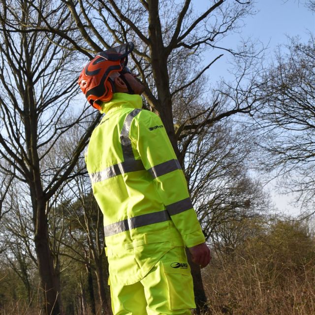 Keep dry from head to toe with the Forestry II smock and waterproof trousers.  Made from RainBlok class 4:4 fabric 💧💧💧💧  🔗 Hit the link in our bio for more information  #harkie #harkieglobal #rope #arblife #arboriculture #arbgear #climbing #treesurgeon #arboristsofinstagram #arborist #forestry #treeclimber #treesurgery #treecare #waterproof #waterproofclothing #ppe #outdoorclothing #treeremoval #treepeople #outdoorlifestyle