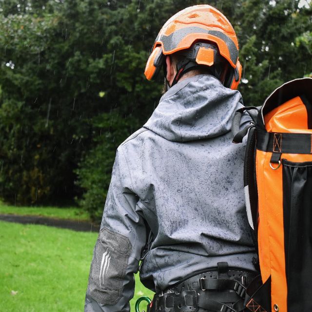 Snow & rain don’t stand a chance when it comes to the DEFIANCE ❄️💧  Available in grey or hi-vis orange, smock or full zip.  🔗Hit the link to buy from your local dealer  #harkie #harkieglobal #rope #arblife #arboriculture #arbgear #climbing #treesurgeon #arboristsofinstagram #arborist #forestry #treeclimber #treesurgery #treecare #waterproof #waterproofclothing #ppe #outdoorclothing #treeremoval #treepeople #outdoorlifestyle