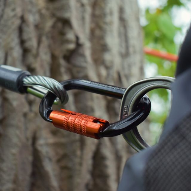 Harkie karabiners are easy to use and compatible with all your favourite devices 🤩👌  🔗 Hit the link in our bio for more information  #harkie #harkieglobal #karabiner #carabiner #arblife #arboriculture #arbgear #climbing #treesurgeon #arboristsofinstagram #arborist #forestry #treeclimber #treesurgery