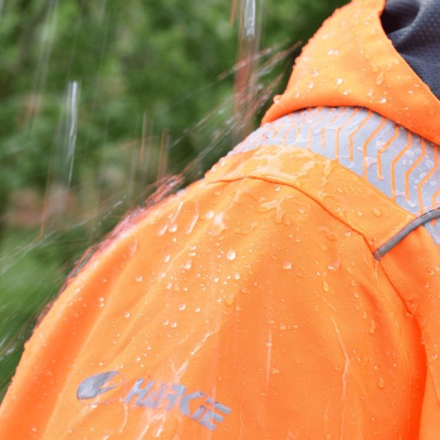 The DEFIANCE is the perfect smock for all seasons - keeps you nice and dry in the winter AND summer.  Made from the highly technical RainBlok fabric, the DEFIANCE provides class 4:4 waterproofness and breathability, throughout the year. ❄️ 🌧️🌦️  #harkie #harkieglobal #rope #arborist #arboristsofinstagram #arboriculture #forestry #treesurgeon #treesurgery #treeclimber #treecutting #climbing #treecare #outdoorlifestyle #arbgear #arblife #outdoorclothing