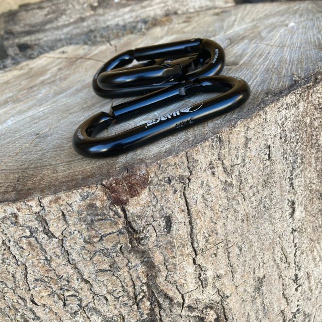 Looking for some new tool karabiners?  These are a great choice - durable, and with a sleek black matt finish, they do the job!🪚💫  🔗Get yours by hitting the link in our bio  #harkie #harkieglobal #rope #arborist #arboristsofinstagram #arboriculture #forestry #treesurgeon #treesurgery #treeclimber #treecutting #climbing #treecare #outdoorlifestyle #arbgear #arblife #outdoorclothing