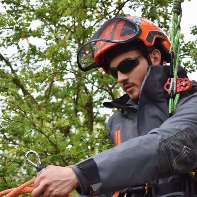 Who’s looking forward to spring? 🌳🌿  🔗 Browse through our collection by hitting the link in our bio  #harkie #harkieglobal #harkiesmock #rope #arblife #arboriculture #arbgear #climbing #treesurgeon #arboristsofinstagram #arborist #forestry #treesurgery #climbingarborist #arboristgear #waterproof #waterproofclothing #ppe #outdoorclothing