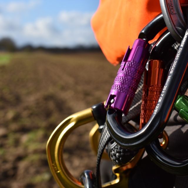 Stand out from the crowd with Harkie karabiners. 💫  Available in a selection of vibrant colours and in two styles (oval and HMS).  Perfect for colour coding different ops.  🔗 Hit the link in our bio to buy one (or two!)  #harkie #harkieglobal #rope #arborist #arboristsofinstagram #arboriculture #forestry #treesurgeon #treesurgery #treeclimber #treecutting #climbing #treecare #outdoorlifestyle #arbgear #arblife #outdoorclothing #karabiner #carabiner