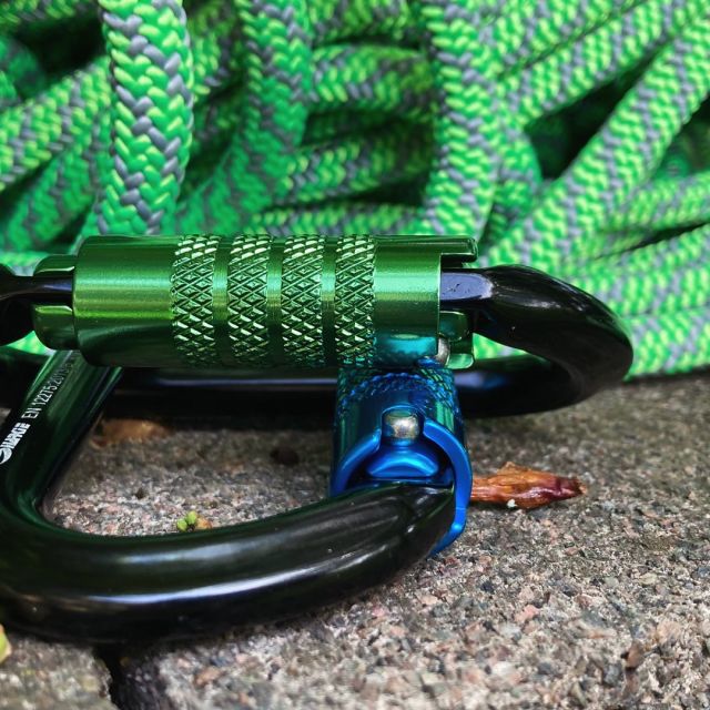 Brighten up your kit with some Harkie karabiners 💙💚  Durable & hardwearing.  🔗 Browse through our range of climbing equipment by hitting the link in our bio  #harkie #harkieglobal #rope #arblife #arboriculture #arbgear #climbing #treesurgeon #arboristsofinstagram #arborist #forestry #treesurgery #climbingarborist #arboristgear #karabiner #carabiner