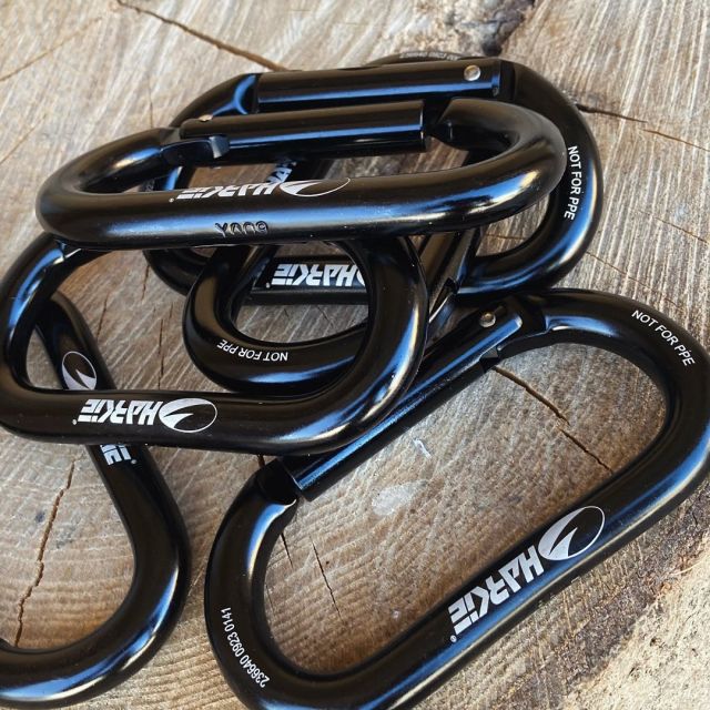 Check out the Harkie tool karabiners. Crafted from high strength circular section aluminium. Durable matte black coating.  🖤 🪚 🩶  🔗 Grab yours by hitting the link in our bio  #harkie #harkieglobal #arblife #arboriculture #arbgear #climbing #treesurgeon #arboristsofinstagram #arborist #forestry #treesurgery #climbingarborist #arboristgear #ppe