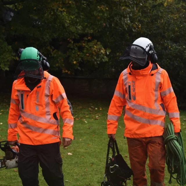 It’s that time of year again 😭💧💧💧💧 but not to worry…stay nice n dry with a DEFIANCE 

Available in hi-vis orange or grey. Smock or jacket version

🔗 Hit the link for more information 

#harkie #harkieglobal #harkiesmock #arblife #arboriculture #arbgear #climbing #treesurgeon #arboristsofinstagram #arborist #forestry #treesurgery #climbingarborist #arboristgear #waterproof #waterproofclothing #ppe