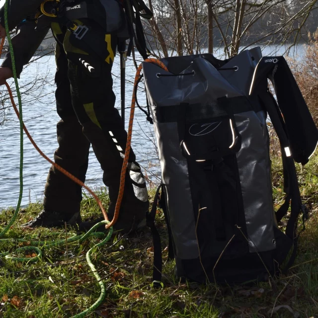 Keep your ropes dry and organised with a Champion rope bag. 

Constructed from waterproof, durable material, this highly functional bag remains upright making it easy to feed rope in quickly.

To read all about the Champion features and to compare with other rope bags in our range, click the link in our bio. 

 #harkie #harkieglobal #rope #arborist #arboristsofinstagram #arboriculture #forestry #treesurgeon #treesurgery #treeclimber #treecutting #climbing #treecare #outdoorlifestyle #arbgear #arblife