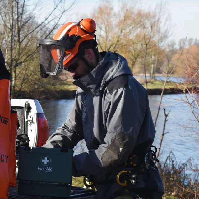 Be ready for any weather 🌦️ with a DEFIANCE 👌

Available in hi vis orange or grey, full zip or smock

🔗 Read all about the features by clicking on the link in the bio 

#harkie #harkieglobal #harkiesmock #arblife #arboriculture #arbgear #climbing #treesurgeon #arboristsofinstagram #arborist #forestry #treesurgery #climbingarborist #arboristgear #waterproof #waterproofclothing #ppe