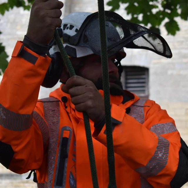 Stay visible and dry with a DEFIANCE waterproof 🌨️

Available in full zip or smock version.

Also available in grey.

🔗 Find your perfect match today by hitting the link in our bio.

#harkie #harkieglobal #rope #arborist #arboristsofinstagram #arboriculture #forestry #treesurgeon #treesurgery #treeclimber #treecutting #climbing #treecare #outdoorlifestyle #arbgear #arblife #outdoorclothing #waterproof #waterproofclothing